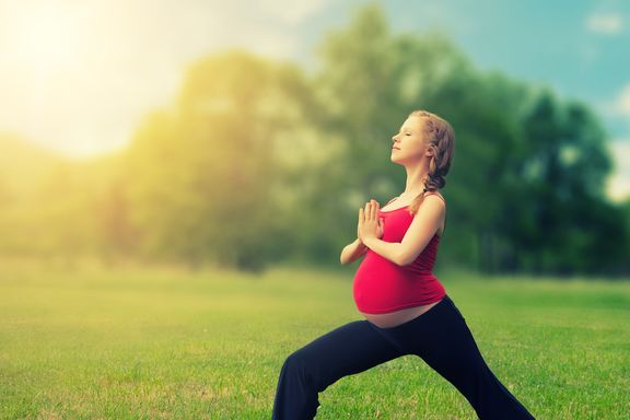 Diez poses perfectas de yoga prenatal