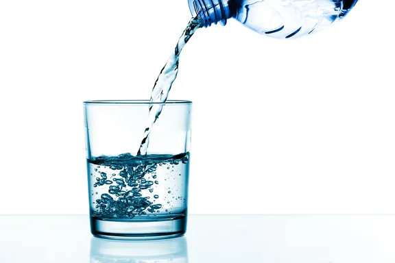 Cinco maneras de beber más agua a diario