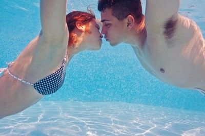 couple kissing pool
