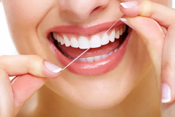 8 maneras de beneficiarse con el uso de la seda dental además de la salud oral