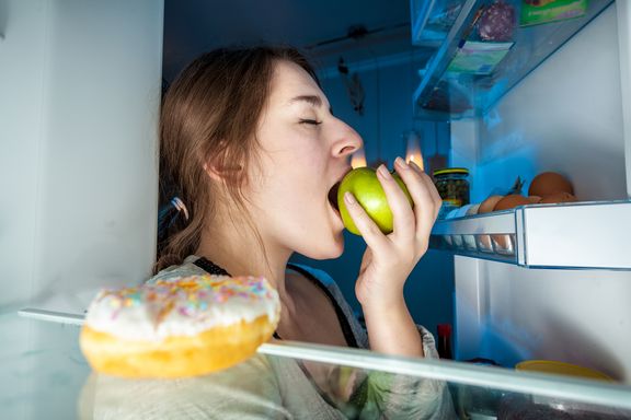 Snack Sì o Snack No? L’Eterna Questione del Mangiare Prima di Dormire