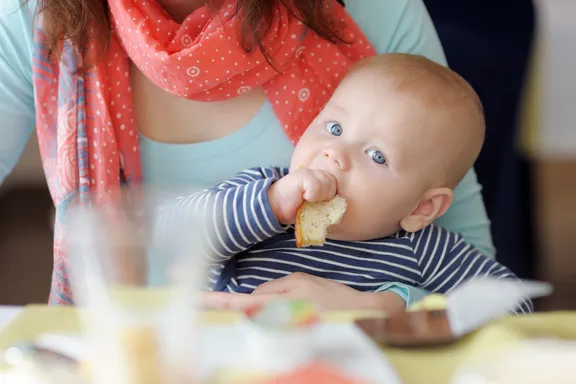 Siete alimentos sólidos para que su bebé comience a comer