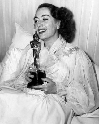 PREMIUM -- 1945: JOAN CRAWFORD receives her Best Actress Oscar (MILDRED PIERCE) in her sick bed, 1946