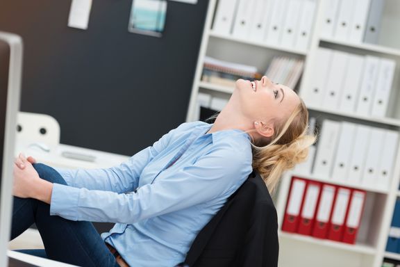 Cinco ejercicios de estiramiento aptos para hacer en la oficina